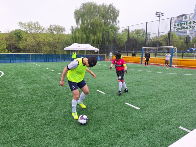 지난 20일 오전 11시쯤 서울 송파구의 시각장애인 전용 축구장. 시각장애인들이 검은색 안대를 쓰고 축구 경기를 하고 있다. /사진=김지은 기자