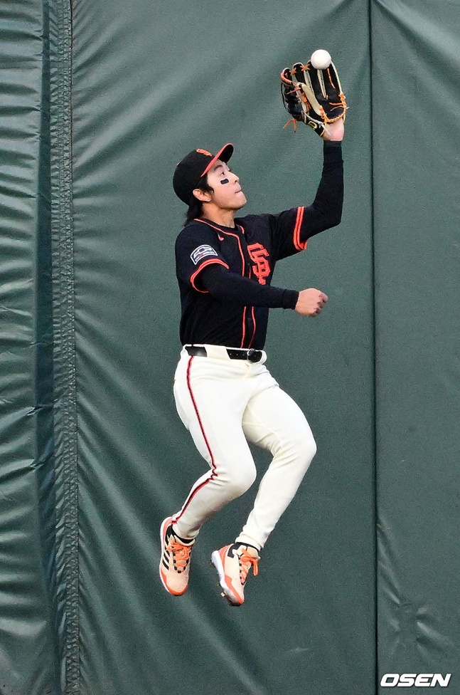 샌프란시스코 자이언츠 이정후가 지난 7일 샌디에이고 파드리스와 원정경기에서 5회초 담장과 충돌하며 타구를 낚아채고 있다.