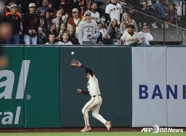 샌프란시스코 자이언츠 이정후가 지난 19일 애리조나 다이아몬드백스전 6회초 수비에서 펜스와 부딪히며 타구를 잡아내고 있다. /AFPBBNews=뉴스1