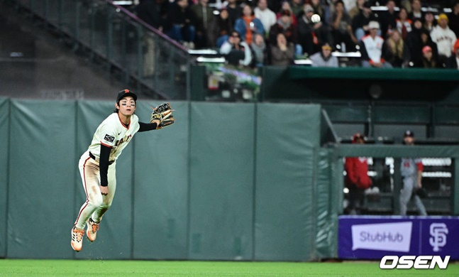 샌프란시스코 자이언츠 이정후가 지난 9일 워싱턴 내셔널스전 8회초 3루로 강력한 송구를 뿌리고 있다.