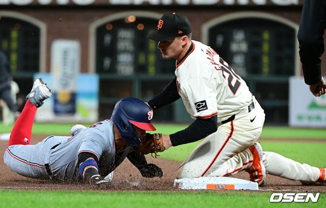 이정후의 송구를 받은 샌프란시스코 자이언츠 3루수 맷 채프먼(오른쪽)이 주자를 태그아웃하고 있다.