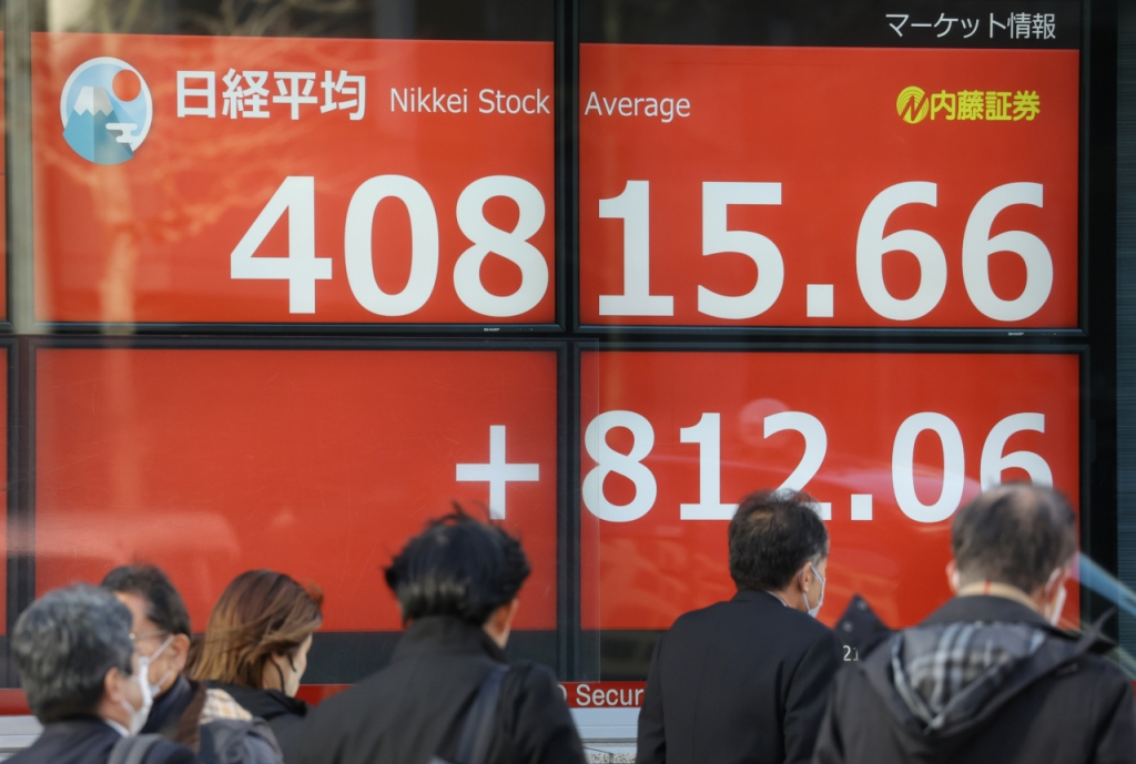 지난해 일본 주요 상장기업들의 주주 환원 총액이 사상 최대치를 기록한 것으로 나타났다. 기업들의 실적 호조와 도쿄증권거래소의 '주가순자산비율(PBR) 개혁' 등이 맞아 떨어지면서 자사주 매각 및 소각, 배당 등 주주 환원 규모가 크게 늘었다는 분석이다. 사진은 일본 증시가 사상 최고치를 경신하던 지난달 중순 도쿄의 한 전광판./로이터=뉴스1