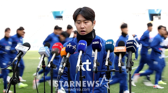 한국 축구 국가대표팀이 20일 오후 서울월드컵경기장에서 2026 FIFA 북중미 월드컵 2차예선 태국전을 대비해 훈련을 펼쳤다. 이강인이 훈련에 앞서 대국민 사과를 하고 있다. /상암=김진경 기자