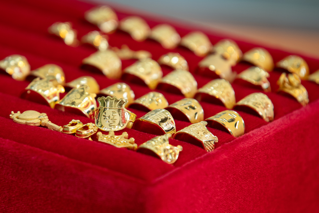 국제 금값이 사상 최초로 온스(30g)당 2400달러(약 332만원)를 돌파하는 가운데 지난 14일 서울시내 한 금은방에 돌반지가 전시돼 있다.   연일 국제 금값이 사상 최고치를 경신하며 국내 돌반지 한 돈(3.75g) 가격이 45만원을 넘어섰다. /사진=뉴스1