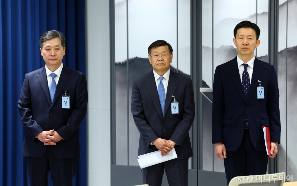 [서울=뉴시스] 전신 기자 = 초대 우주항공청장에 내정된 윤영빈(왼쪽부터) 서울대 항공우주공학과 교수, 임무본부장으로 내정된 존 리 전 나사 본부장, 차장으로 내정된 노경원 과기정통부 연구개발정책실장이 24일 서울 용산 대통령실 청사에서 열린 인사발표에 참석해 있다. 2024.04.24. photo1006@newsis.com /사진=전신