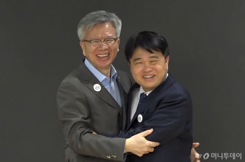 [서울=뉴시스] 홍효식 기자 = 임현택 대한의사협회 회장 당선인(오른쪽)과 김택우 대한의사협회 비대위원장이 14일 서울 용산구 대한의사협회에서 열린 비상대책위원회 브리핑에서 포옹하고 있다. (사진=대한의사협회 유튜브 캡처) 2024.04.14. photo@newsis.com *재판매 및 DB 금지 /사진=