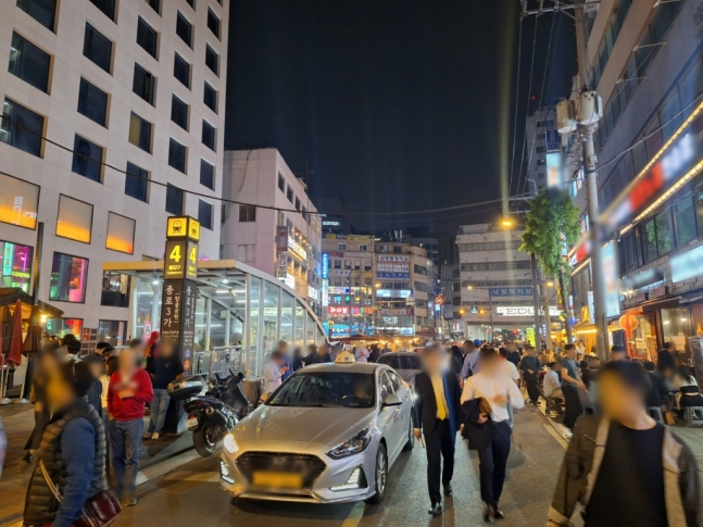  지난 19일 오후 9시쯤 서울 지하철 종로3가역 4번 출구 앞. 차도 위에 시민들과 택시들이 함께 지나다니고 있다. /사진=김지은