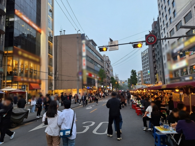 서울 종로구 낙원악기상가부터 익선동 거리에는 차도 위에서 포장마차를 운영하는 노점도 곳곳에 있었다. /사진=김지은 기자