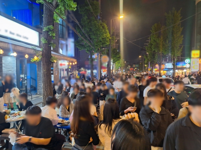 지난 19일 오후 9시쯤. 서울 지하철 종로3가역 4번 출구 앞 인도와 차도 위에 수많은 인파가 몰렸다. /사진=김지은