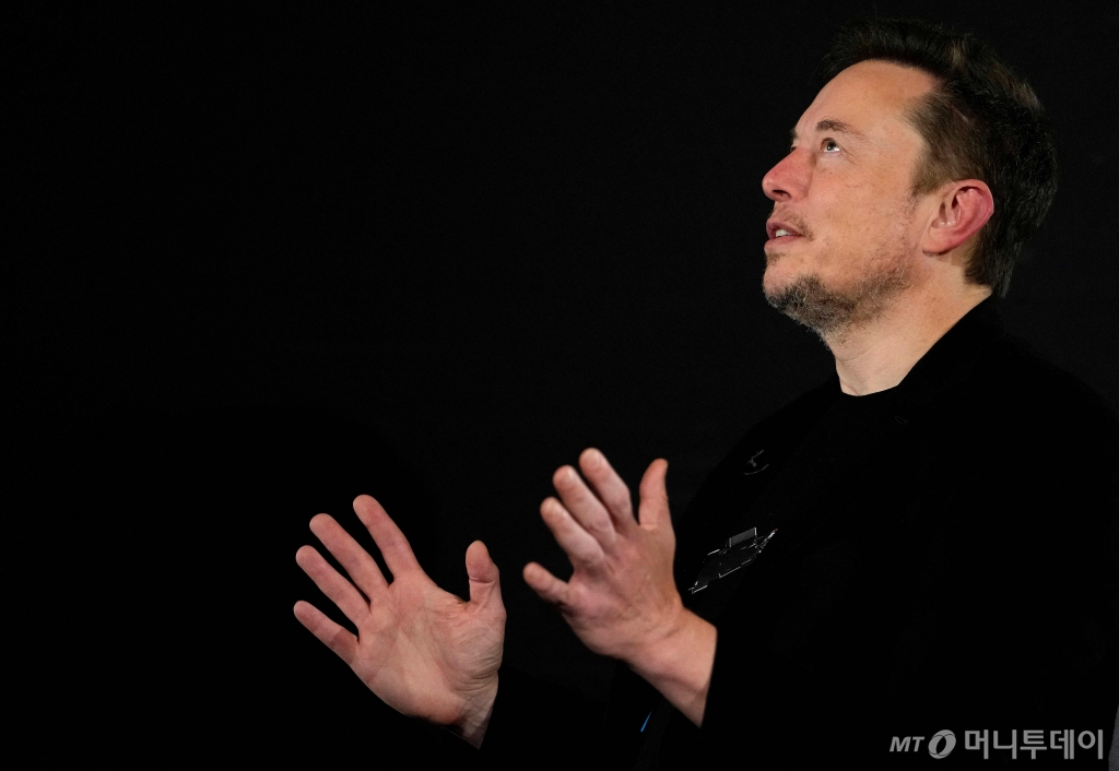 (런던 AFP=뉴스1) 우동명 기자 = 일론 머스크 테슬라 CEO가 2일(현지시각) 런던에서 열린 '비즈니스 커넥트' 행사에 참석해 리시 수낵 영국 총리와 대담서 "로봇이 좋은 친구가 될 것이지만 우려도 해야 한다"고 말하고 있다. 2023.11.3  ⓒ AFP=뉴스1  Copyright © 뉴스1. All rights reserved. 무단 전재 및 재배포,  AI학습 이용 금지. /사진=(런던 AFP=뉴스1) 우동명 기자