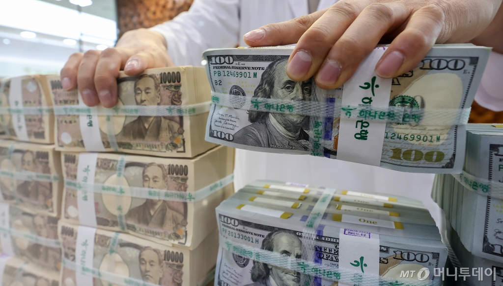 (서울=뉴스1) 김성진 기자 = 엔달러 환율이 154엔 중반까지 치솟으며 심리적 저항선인 155엔을 눈앞에 둔 16일 서울 중구 하나은행 위변조대응센터에서 직원이 엔화와 달러를 정리하고 있다.  이란의 이스라엘을 공습으로 중동 긴장이 고조되며 엔화 환율은 달러당 154엔 중반까지 올라 엔화 가치는 1990년 6월 이후 34년 만에 최저를 다시 갈아 치웠다. 2024.4.16/뉴스1  Copyright © 뉴스1. All rights reserved. 무단 전재 및 재배포,  AI학습 이용 금지. /사진=(서울=뉴스1) 김성진 기자