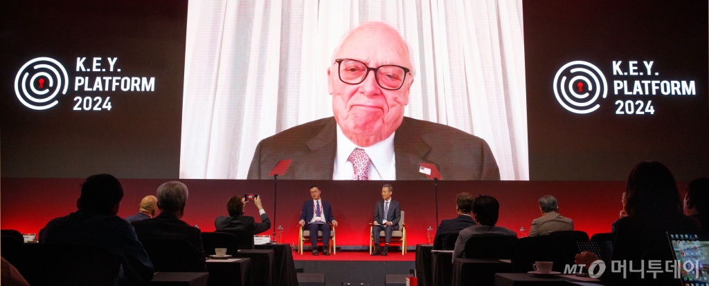 홍선근 머니투데이 회장이 헤리티지재단 에드윈 퓰너 설립자, 앤소니 킴 리서치 매니저&편집자와 25일 영등포구 콘래드서울에서 진행된 '2024 키플랫폼' 총회에서 '미국 대선 이후 펼쳐질 새로운 시공(時空)의 이온화'에 대해 특별대담을 하고 있다. /사진=이기범