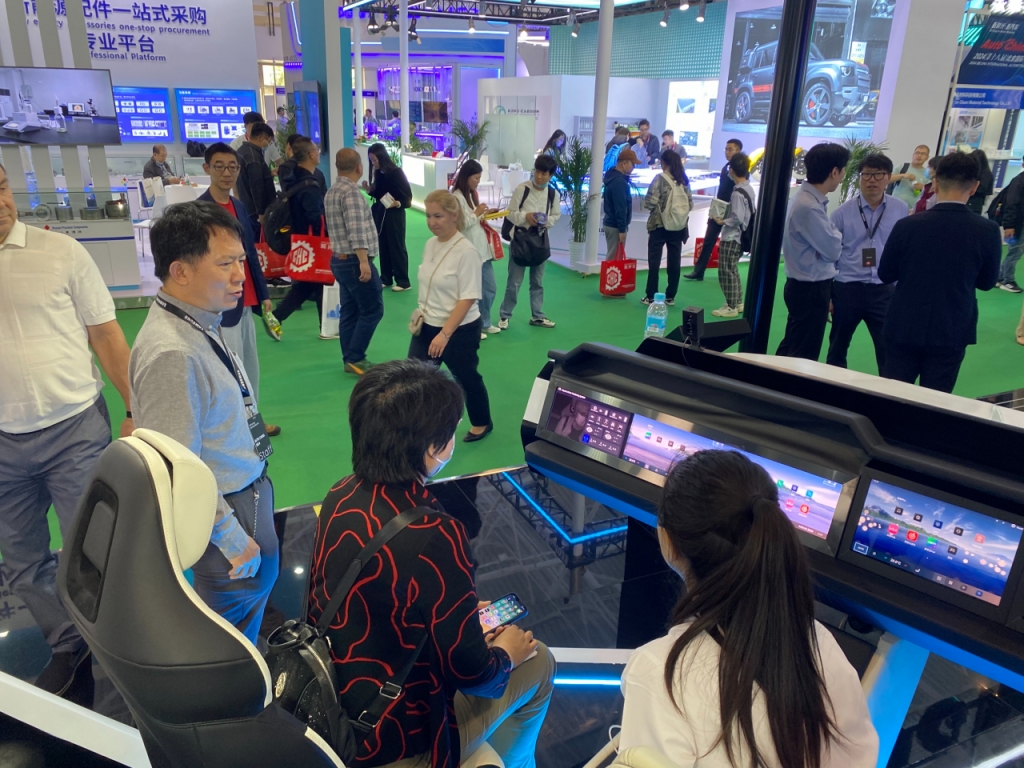 삼성전자의 차량용 반도체가 탑재된 인포테인먼트 시스템을 중국 현지 기업 관계자가 시연하고 있다./사진=우경희 기자 