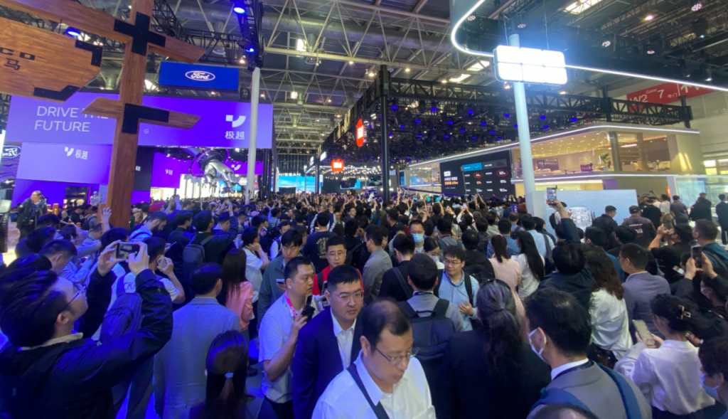 레이쥔 샤오미 창업자 회장이 전기차 모델 SU7에 대해 직접 설명에 나선 가운데 샤오미 전시관은 인산인해를 이뤘다./사진=우경희 기자  