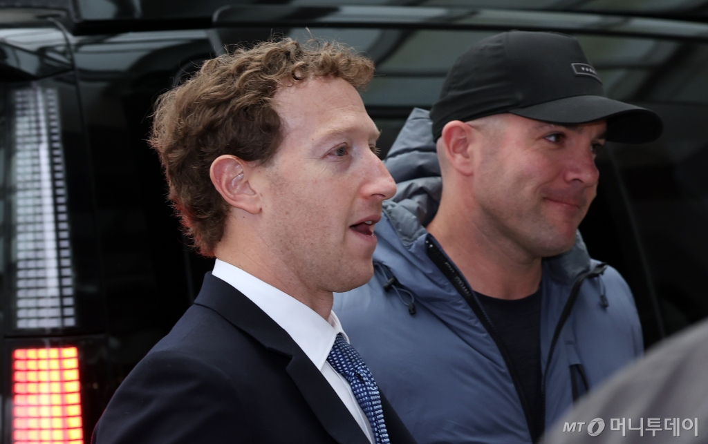 (서울=뉴스1) 김명섭 기자 = 미국 플랫폼 기업 메타의 마크 저커버그 최고경영자(CEO)가 29일 오전 서울 강서구 서울김포비즈니스항공센터에서 방한 일정을 마친 뒤 출국하고 있다. 2024.2.29/뉴스1  Copyright © 뉴스1. All rights reserved. 무단 전재 및 재배포,  AI학습 이용 금지. /사진=(서울=뉴스1) 김명섭 기자