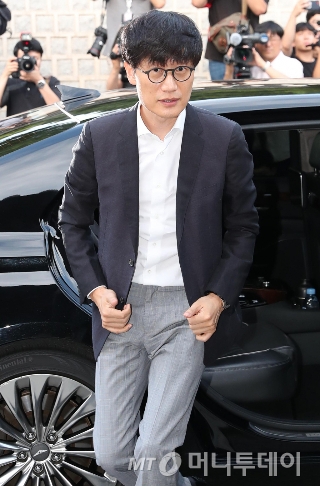 2019년 7월4일 이해진 네이버 글로벌최고투자책임자(GIO)가 서울 성북구 한국가구박물관에서 손정의 일본 소프트뱅크 그룹 회장 등과 만찬을 위해 회동 장소로 향하고 있다. /사진=이기범 기자.