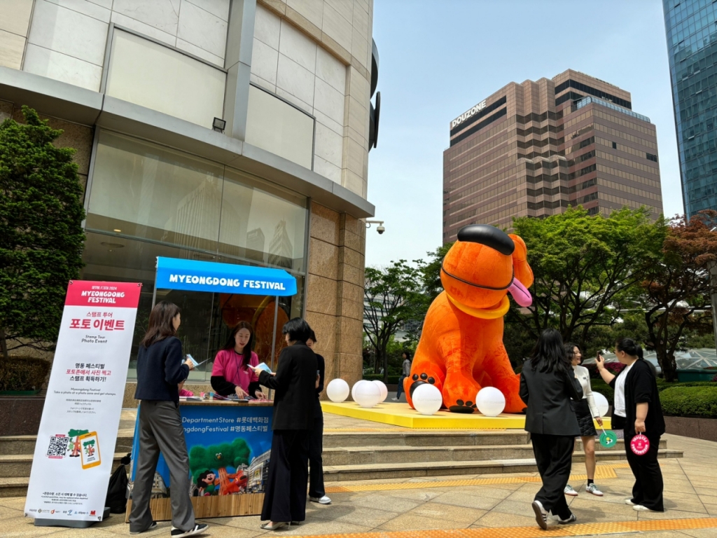 롯데백화점 앞에 마련된 킨더유니버스 캐릭터 조형물 포토존. /사진=하수민기자 