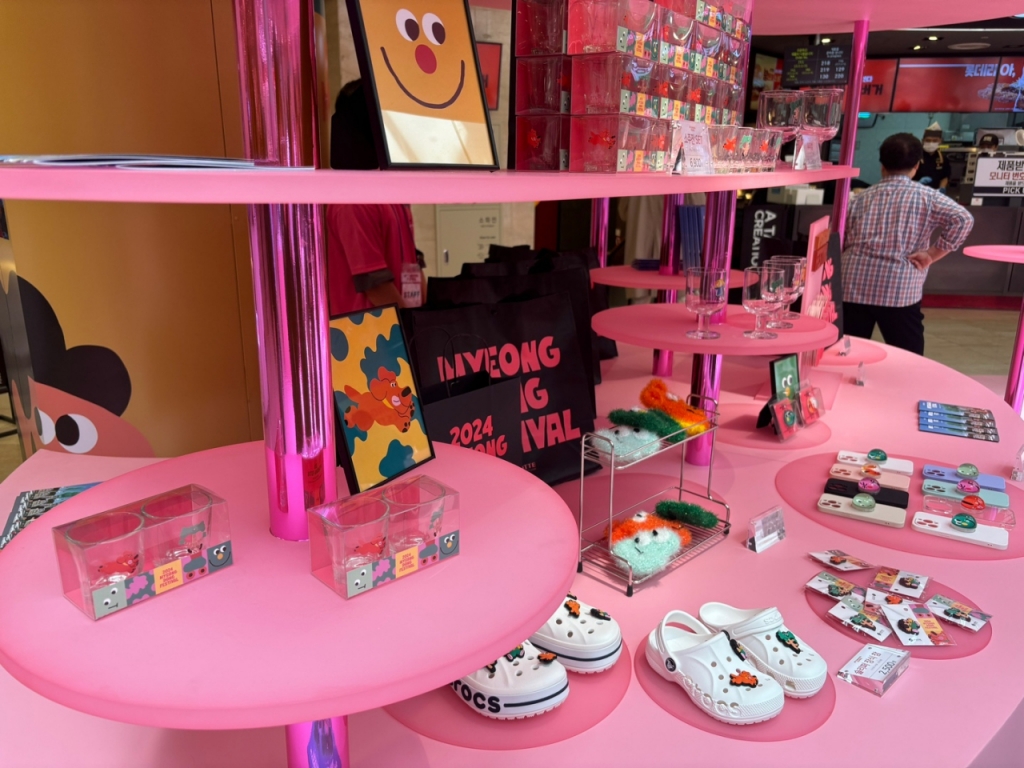 롯데백화점 본점 지하 1층 광장에 마련된 굿즈샵. /사진=하수민기자 