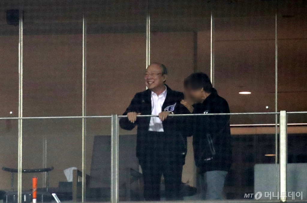 (대전=뉴스1) 김기태 기자 = 김승연 한화그룹 회장이 29일 대전 중구 한화생명 이글스파크에서 열린 '2024 신한 SOL 뱅크 KBO리그' KT 위즈와 한화 이글스 경기에서 끝내기 안타로 승리하자 미소를 보이고 있다. 2024.3.29/뉴스1  Copyright © 뉴스1. All rights reserved. 무단 전재 및 재배포,  AI학습 이용 금지. /사진=(대전=뉴스1) 김기태 기자