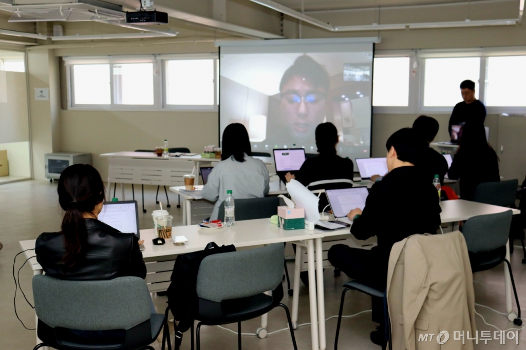 박태형 에이트테크 대표가 지난 25일 이노비즈협회 행사에서 취재진에 사업 구상을 설명하고 있다. 박 대표는 해외 출장 중이라 화상 회의로 참여했다./사진=김성진 기자. 