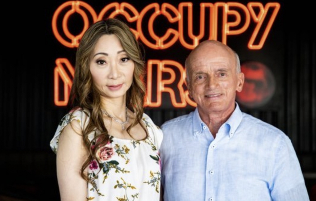 여행을 예약한 미국 억만장자 데니스 티토(오른쪽)와 아키코(왼쪽) 부부/사진=스페이스X 트위터 캡처