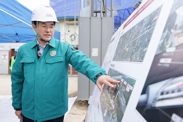 이동환 고양특례시장이 GTX-A 개통을 앞두고 공사 현장을 점검하고 있다./사진제공=/사진제공=고양특례시청