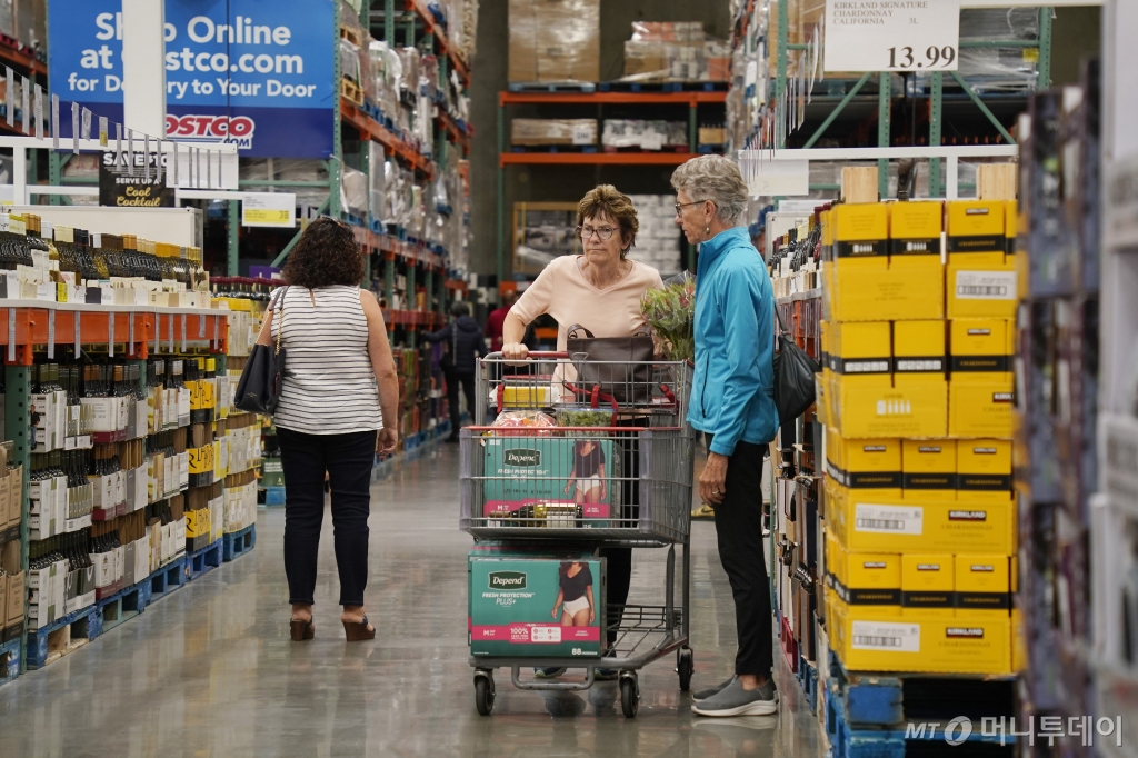 [포스터시티=신화/뉴시스] 13일(현지시각) 미 캘리포니아주 포스터시티의 한 슈퍼에서 고객들이 물건을 사고 있다.  2023.09.14. /사진=민경찬