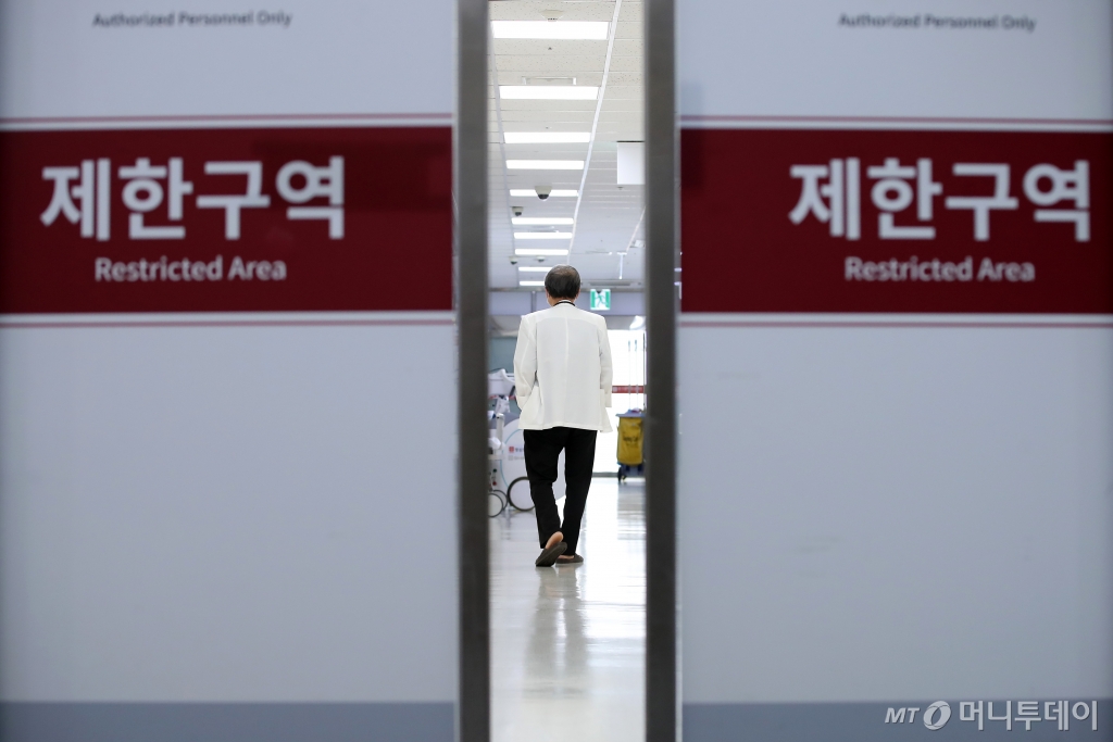 (대구=뉴스1) 공정식 기자 = 의대 증원 등 정부의 의료개혁에 반발하는 전국 의과대학 교수들이 제출한 사직서의 효력이 발생한 25일 대구의 한 대학병원에서 의사가 응급실로 들어가고 있다. 2024.4.25/뉴스1  Copyright © 뉴스1. All rights reserved. 무단 전재 및 재배포,  AI학습 이용 금지. /사진=(대구=뉴스1) 공정식 기자