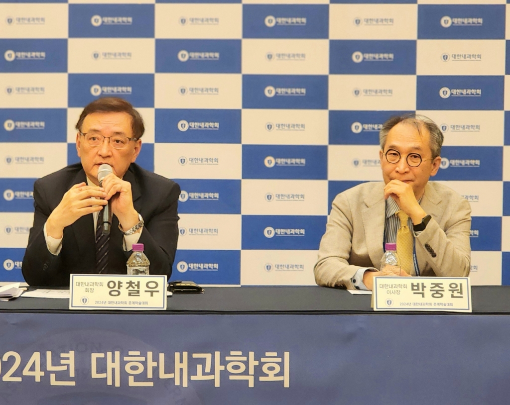 대한내과학회 양철우(서울성모병원 신장내과 교수, 사진 왼쪽) 학회장과 박중원(세브란스병원 알레르기내과 교수, 사진 오른쪽) 이사장이 27일 기자간담회에서 "전공의의 공백 이후 내과 교수들의 피로도가 극에 달했다"며 "내과를 필두로 필수의료를 살리는 시스템, 전문의 중심의 병원을 정부가 시급히 구축해야 한다"고 주장하고 있다. /사진=정심교 기자