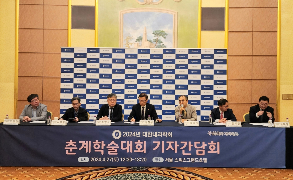 대한내과학회 임원진이 27일 기자간담회에서 현 의료대란의 문제점과 우려되는 부작용을 호소하고 있다. (사진 왼쪽부터) 오형철 간행이사, 김형종 보험이사, 조영석 기획이사, 양철우 학회장, 박중원 이사장, 강석민 총무이사, 김대중 수련이사. /사진=정심교 기자