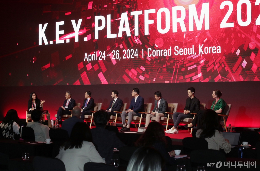 김은선 한국과학기술정보연구원 데이터분석본부장, 김종갑 글로벌 디지털 혁신 네트워크 이사장 겸 대표이사, 최치호 한국과학기술지주 대표이사, 타하 사란 튀르키예투자청 한국지부장, 윤기동 한국과학기술지주 본부장&전무, 이상희 센드버드코리아 대표이사, 필립 빈센트 플러그 앤 플레이 재팬 대표, 일바 스트랜더 스웨덴 기술혁신청 혁신경영부 책임자가 26일 영등포구 여의도 콘래드서울호텔에서 머니투데이 주최로 열린 '2024 키플랫폼' 총회에서 패널토의를 하고 있다. /사진=김휘선