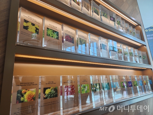 노바렉스 오송공장 로비에 전시된 개별인정형원료 목록. 이 회사는 국내 최다인 43종의 원료를 확보하고 있다. /사진=정기종 기자