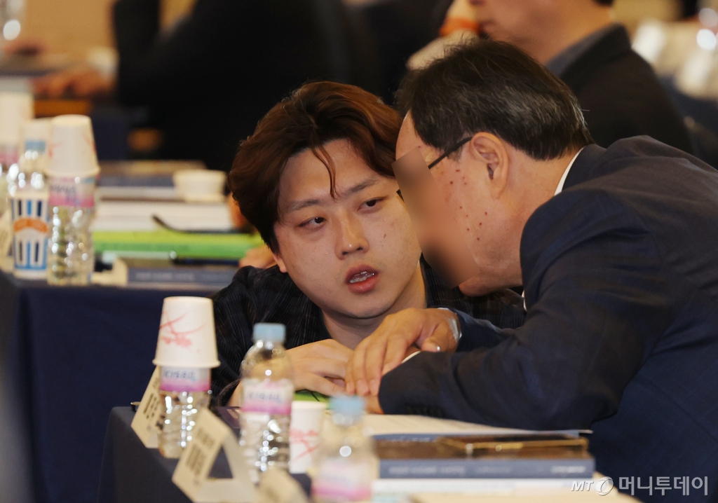 [서울=뉴시스] 고승민 기자 = 박단 대한전공의협의회 비상대책위원장이 28일 서울 더케이호텔에서 열린 대한의사협회 제76차 정기대의원총회에서 다른 참석자와 대화를 하고 있다. 2024.04.28. kkssmm99@newsis.com /사진=고승민