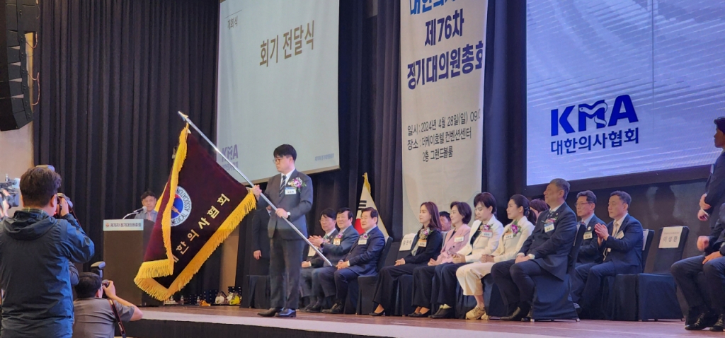 오는 5월 1일 임기를 시작하는 임현택 의협 회장 당선인이 28일 건네받은 화기를 흔들고 있다. /사진=정심교 기자