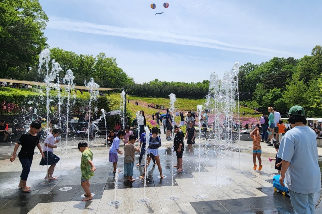 28일 낮 서울 노원구 불암산 철쭉동산. 시민들은 꽃놀이 대신 실개천과 분수에서 물놀이를 즐기며 아쉬움을 달랬다. /사진=김미루 기자