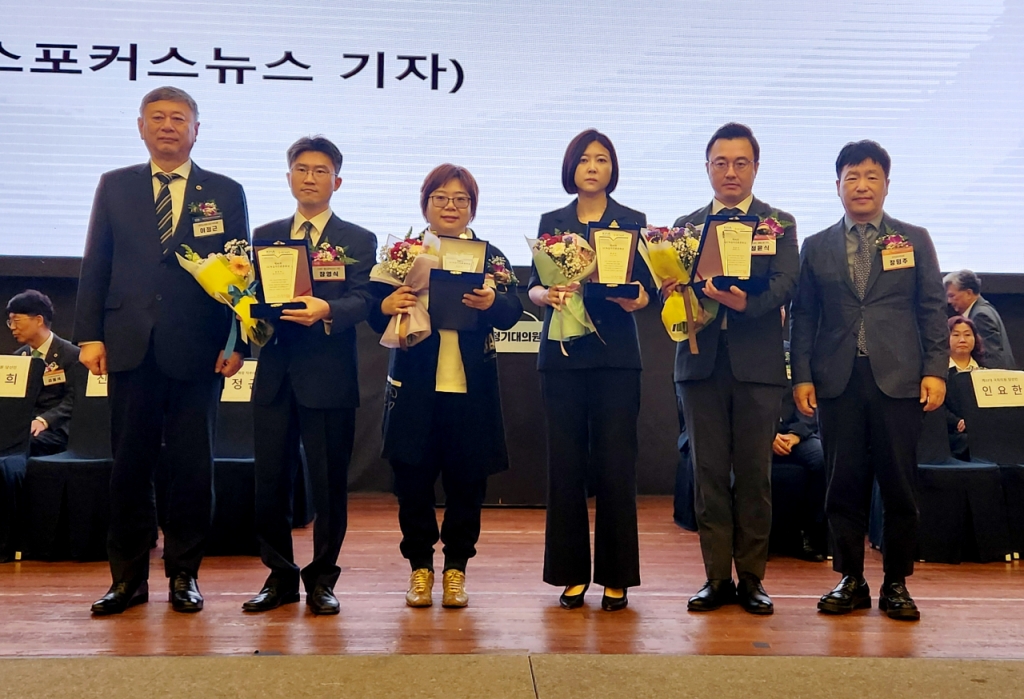 제46회 GC녹십자언론문화상 수상자 및 시상자들. (사진 왼쪽부터) 이정근 대한의사협회 회장 직무대행, 장영식 헬스포커스뉴스 기자, 정심교 머니투데이 기자, 백영미 뉴시스 기자, 정윤식 병원신문 기자, 장평주 GC녹십자 부사장. /사진=대한의사협회