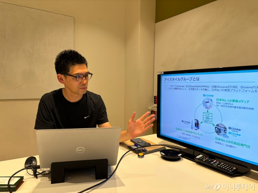 엣코스메 모회사 아이스타일에서 리테일 점포 컴퍼니장을 맡고있는 이시이씨가 아이스타일 조직에 대해서 설명하고 있다. /사진=하수민기자