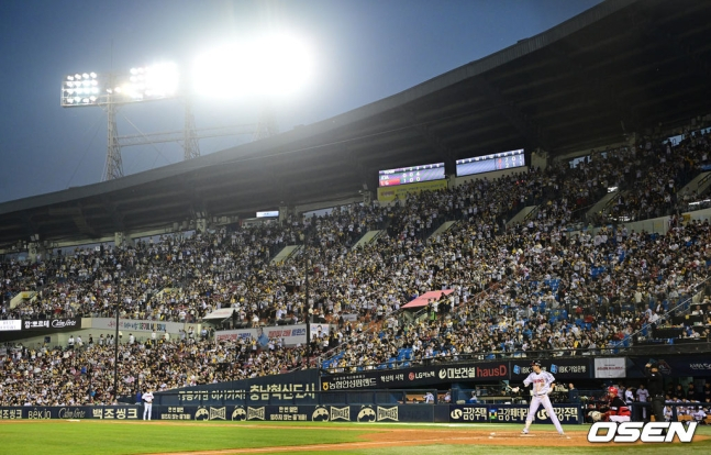 지난 26일 만원 관중이 들어찬 잠실구장에서 LG-KIA전이 열리고 있다. /사진=OSEN