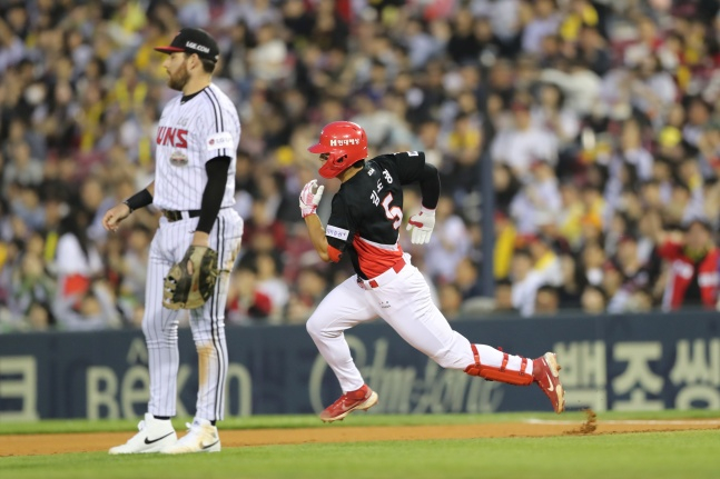 김도영(가운데)이 26일 잠실 LG전서 2루타를 치고 달려나가고 있다. /사진=KIA 타이거즈