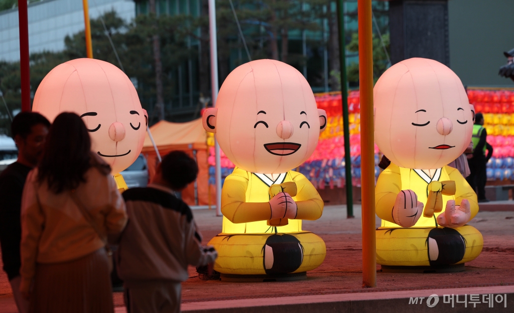 부처님 오신 날을 앞둔 24일 저녁 서울 종로구 조계사에 설치된 연등이 환하게 불을 밝히고 있다. 대한불교조계종은 이날 청계천을 시작으로 내달 2일부터 열린송현광장에서, 9일부터는 광화문광장에서 전통등전시회를 진행한다. 2024.04.24. /사진=뉴시스