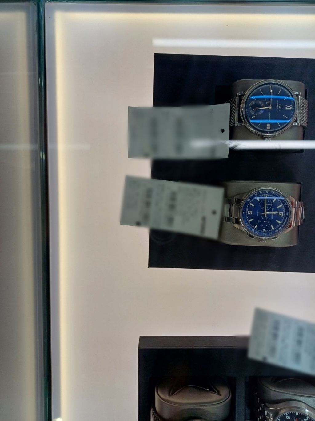 30일 서울 광진구의 중고명품숍에 배치된 시계들/사진=오석진 기자