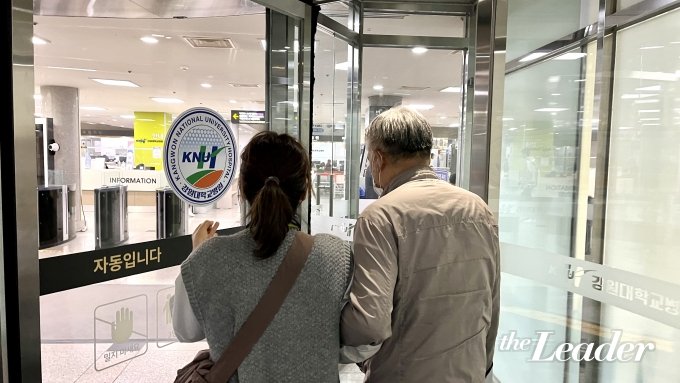 ▲동행매니저와 어르신이 병원에서 검사를 받기 위해 이동하고 있다./사진=신재은 기자