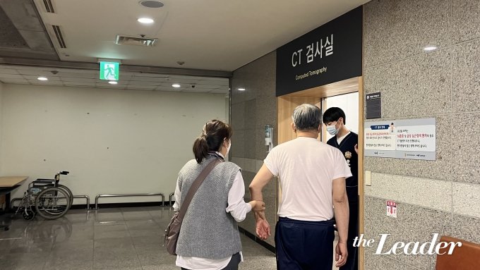 ▲동행매니저와 어르신이 병원에서 검사를 받기 위해 이동하고 있다./사진=신재은 기자