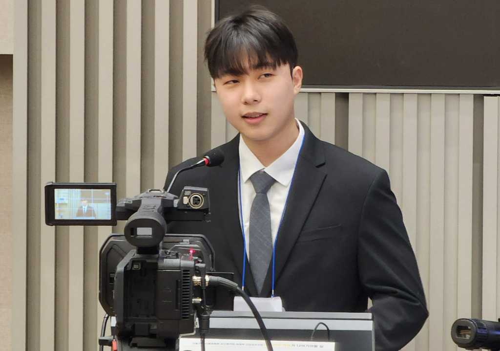 서울대 의대 김민호 학생대표는 이날 "정부의 위선과 독선, 오만으로 이번 의료대란이 발생했다"고 규탄했다. /사진=정심교 기자
