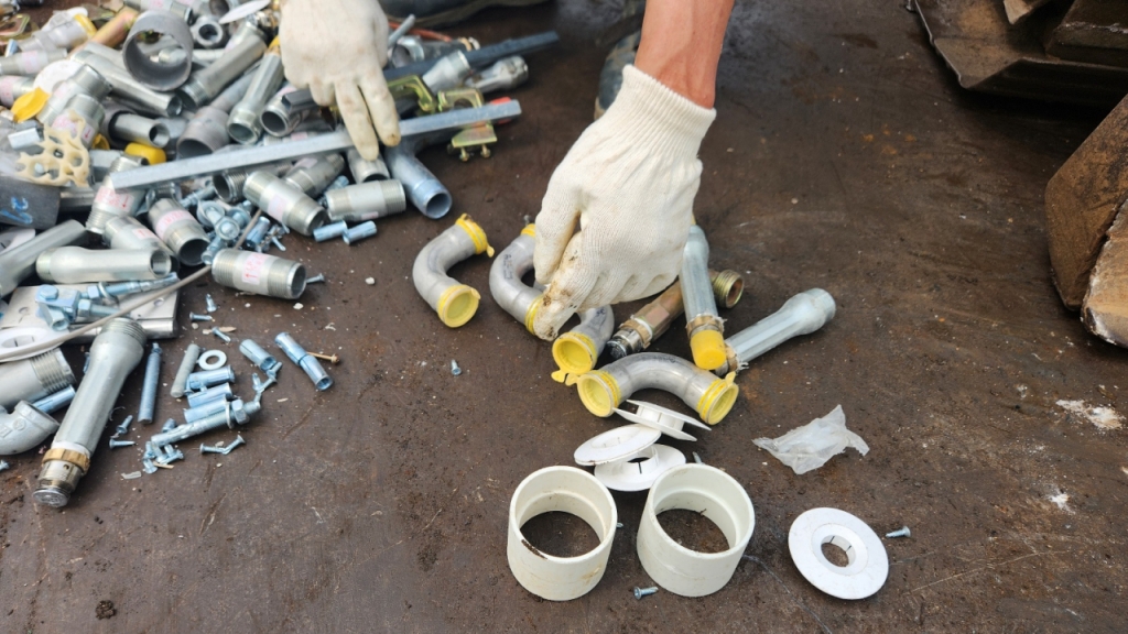 30일 오전 10시쯤 경기 남양주시 한 고물상에서 사장 김씨가 금속 파이프를 해체해 소재를 분리하고 있다. /사진=김미루 기자