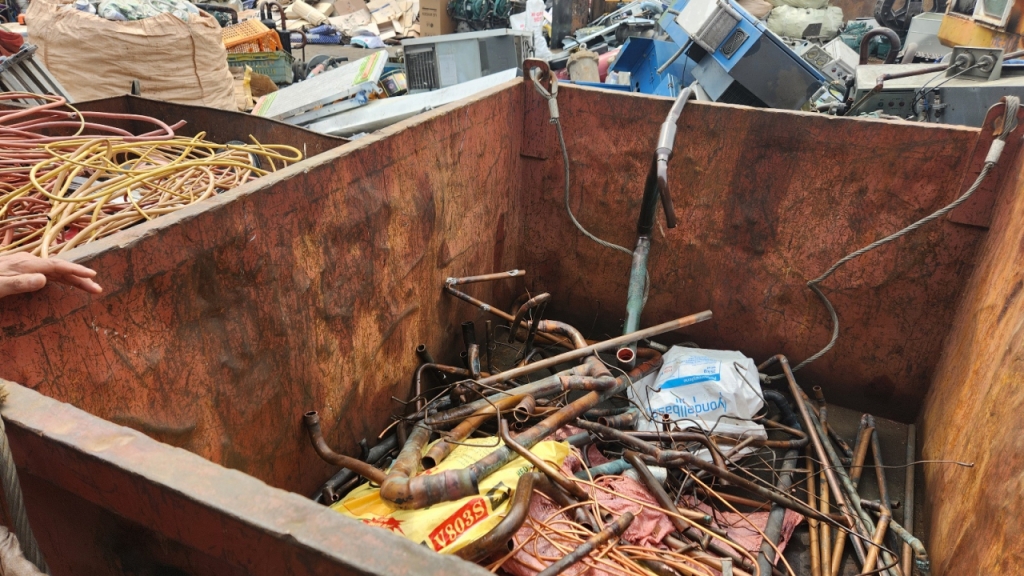 30일 오전 10시쯤 경기 남양주시 한 고물상에서 배관, 기계 부품을 만드는 상급 구리를 모아뒀다. /사진=김미루 기자