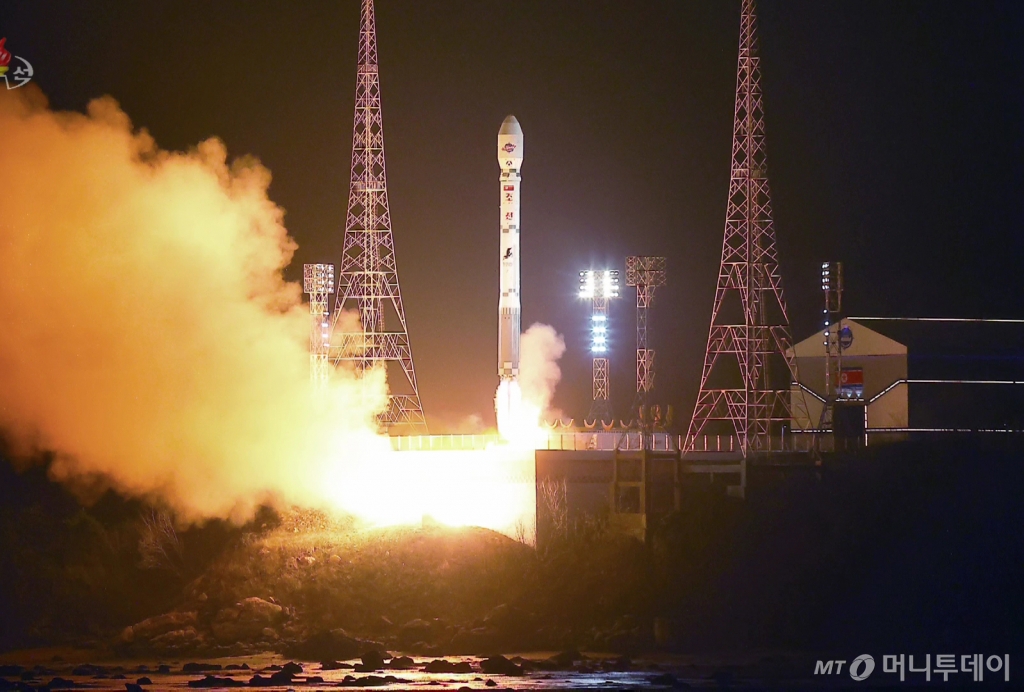 북한이 지난해 11월21일 평안북도 철산군 서해위성발사장에서 신형위성운반로케트 '천리마-1'형에 정찰위성 '만리경-1'호를 탑재해 성공적으로 발사했다고 조선중앙TV가 22일 보도했다. / 사진=뉴시스