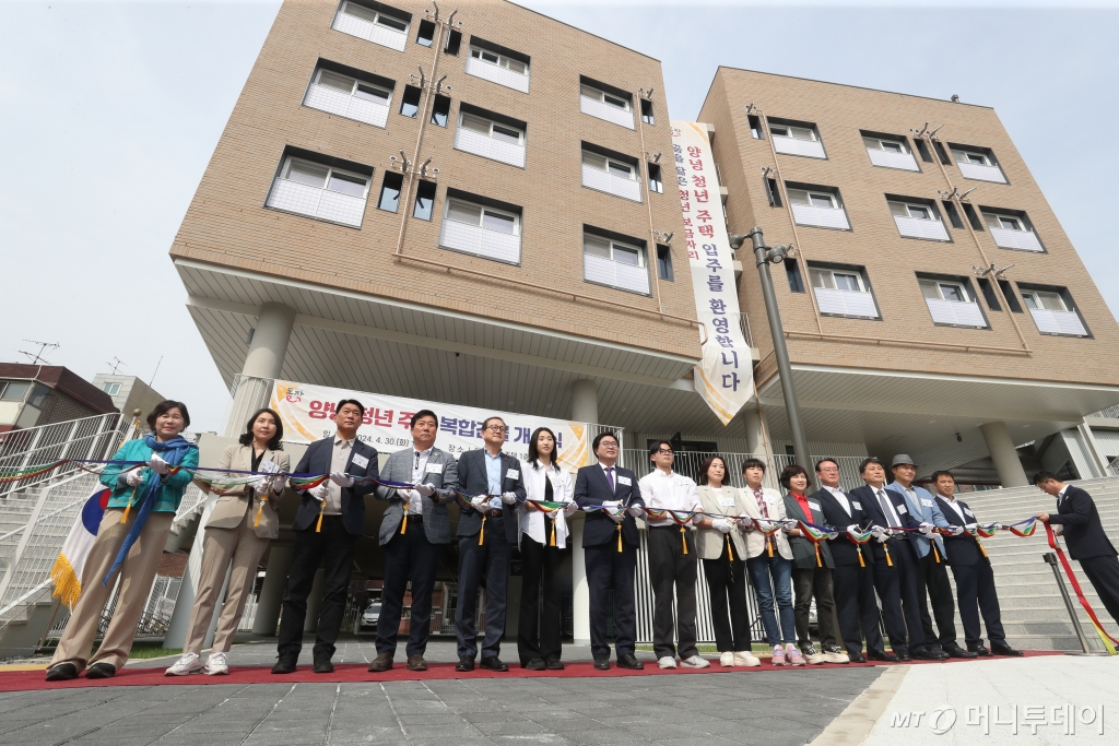 (서울=뉴스1) 이승배 기자 = 박일하 동작구청장이 30일 오후 서울 동작구 양녕 청년 주택에서 열린 '양녕 청년 주택 개소식'에서 입주 청년들과 테이프 커팅식을 하고 있다.  동작구의 출자 기관인  '대한민국동작주식회사'의 수익금을 활용한 제1호 공헌 사업으로 마련된 양년 청년 주택은 월 임대료가 1만원으로 구에서 직접 건립, 운영하는 주택이다. 2024.4.30/뉴스1  Copyright © 뉴스1. All rights reserved. 무단 전재 및 재배포,  AI학습 이용 금지. /사진=(서울=뉴스1) 이승배 기자