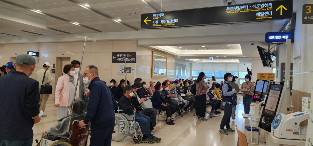 30일 오전 세브란스병원 두경부암센터·식도암센터·폐암센터 앞 대기석이 가득 찼다. 이들 센터 교수 6명은 이날 휴직에 동참하지 않고 종전대로 진료했다. /사진=정심교 기자