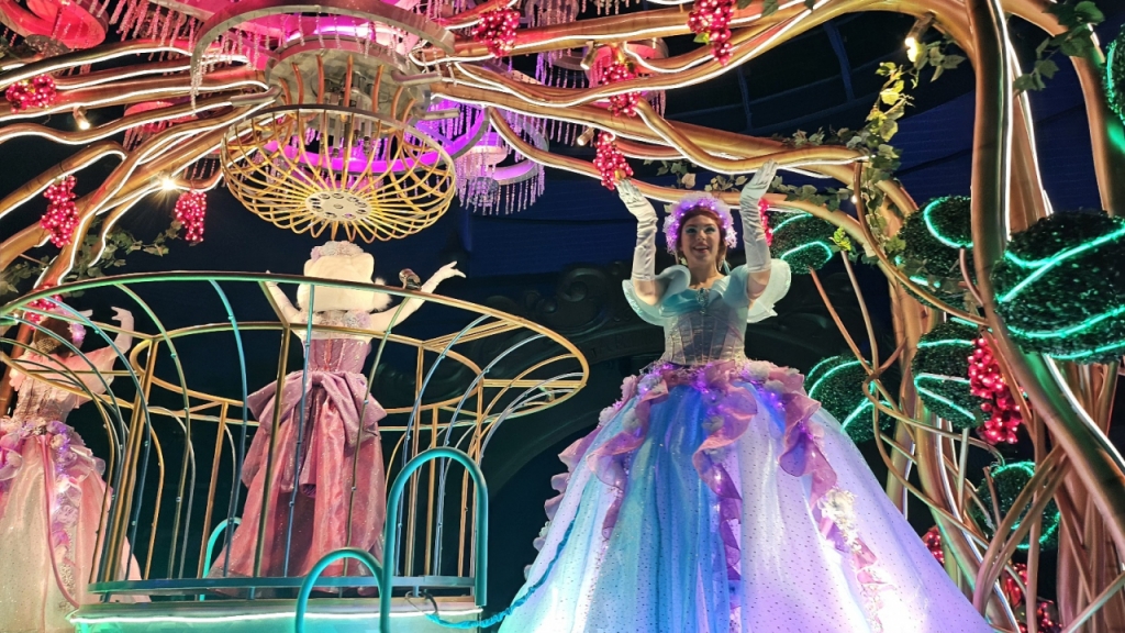 지난 30일 롯데월드에서 진행된 '월드 오브 라이트'의 퍼레이드 모습. '빛의 아름다움'을 콘셉으로 해 동화 속에서 등장할 것만 같은 꽃이 핀 마차와 화려한 샹들리에가 가득한 퍼레이드 차량./사진=김온유 기자